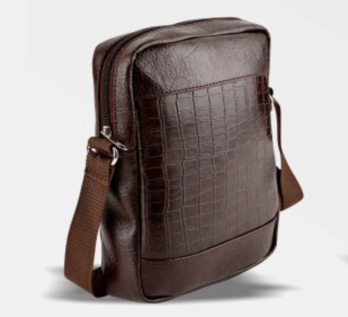 SBL02: Sling Bag Brown
Dimensions: 24 cm x 6 cm x 20 cm /9.4 in x 2.4 in x 7.9 in